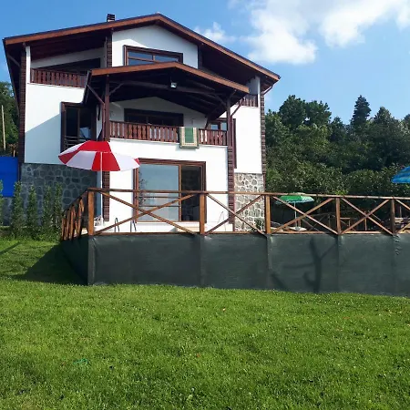 فيلة With Lake View