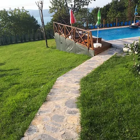 فيلة With Lake View