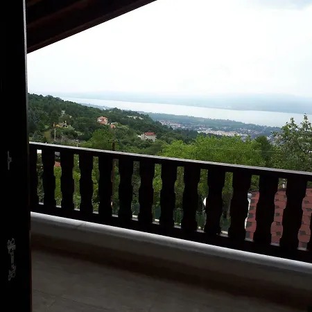 With Lake View فيلة